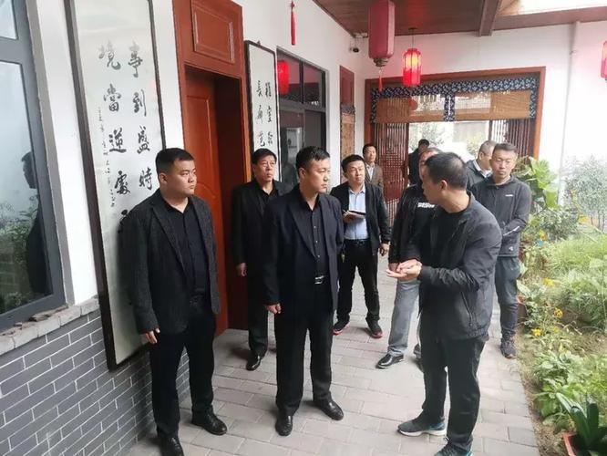 考察组一行首先来到鹿苑街办田家社区,了解了田家村整村退出融合,农村
